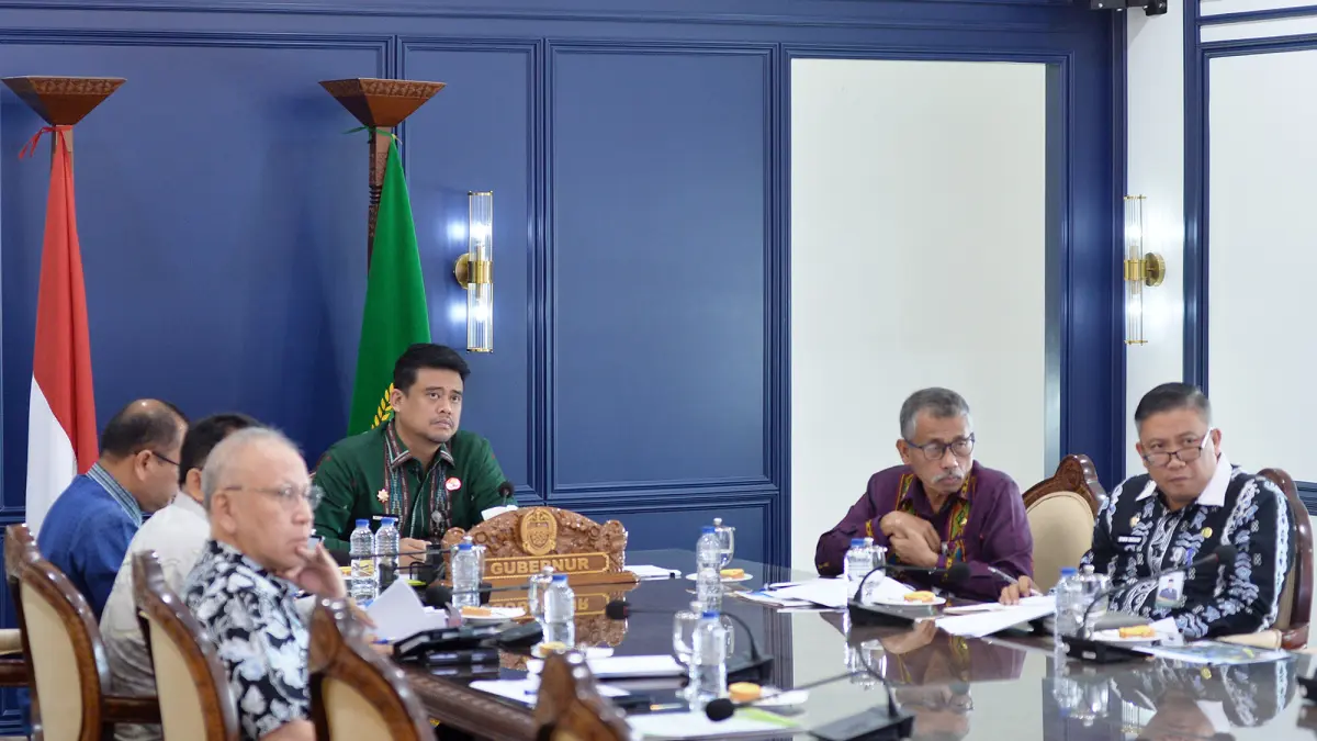 Muhammad Bobby Afif Nasution mengikuti rapat percepatan rehabilitasi dan rekonstruksi bencana Sumatera bersama Tito Karnavian secara virtual di Kantor Gubernur Sumut.