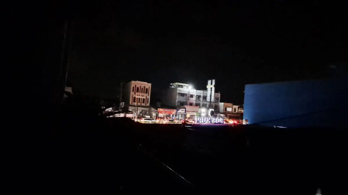 pemadaman listrik massal yang melanda wilayah Sumatera Barat, Sumatera Utara, Riau, dan Aceh, Jumat (22/5/2026) malam.