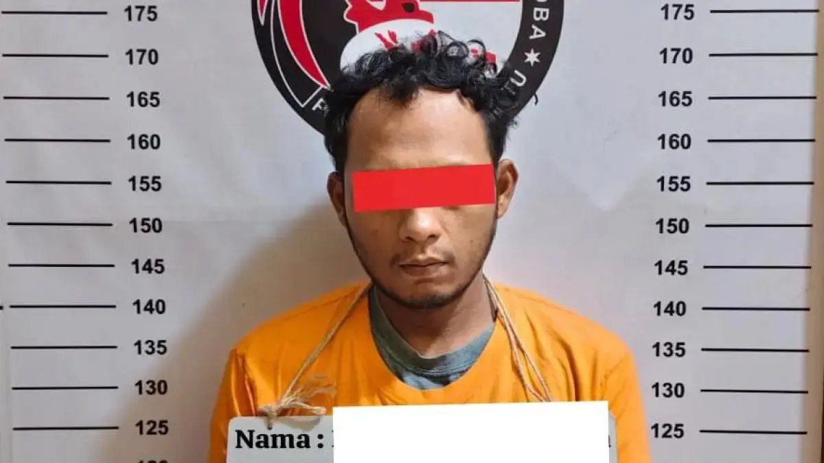 Petugas Satres Narkoba Polres Labuhanbatu menunjukkan tersangka dan barang bukti 72 gram sabu yang disita di Labuhanbatu Utara.