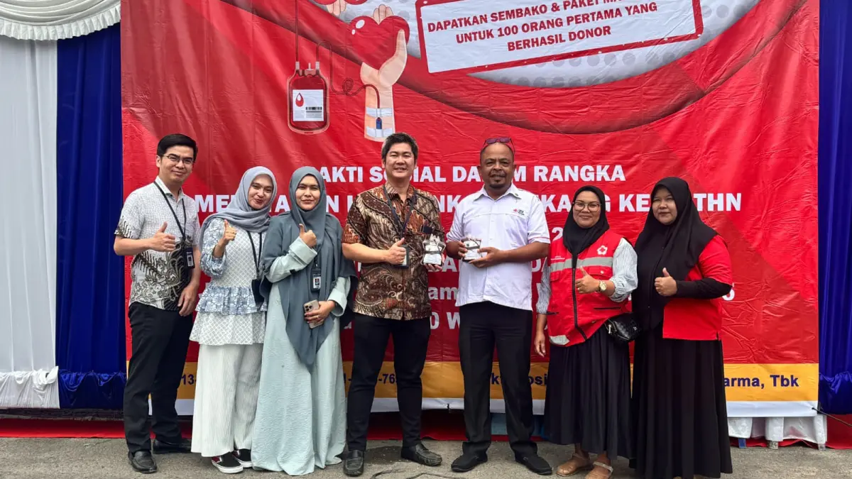 Pimpinan Bank Mestika Cabang Padangsidimpuan menyerahkan simbolis hasil donor darah kepada PMI Kota Padangsidimpuan dalam peringatan HUT ke-71 Bank Mestika.
