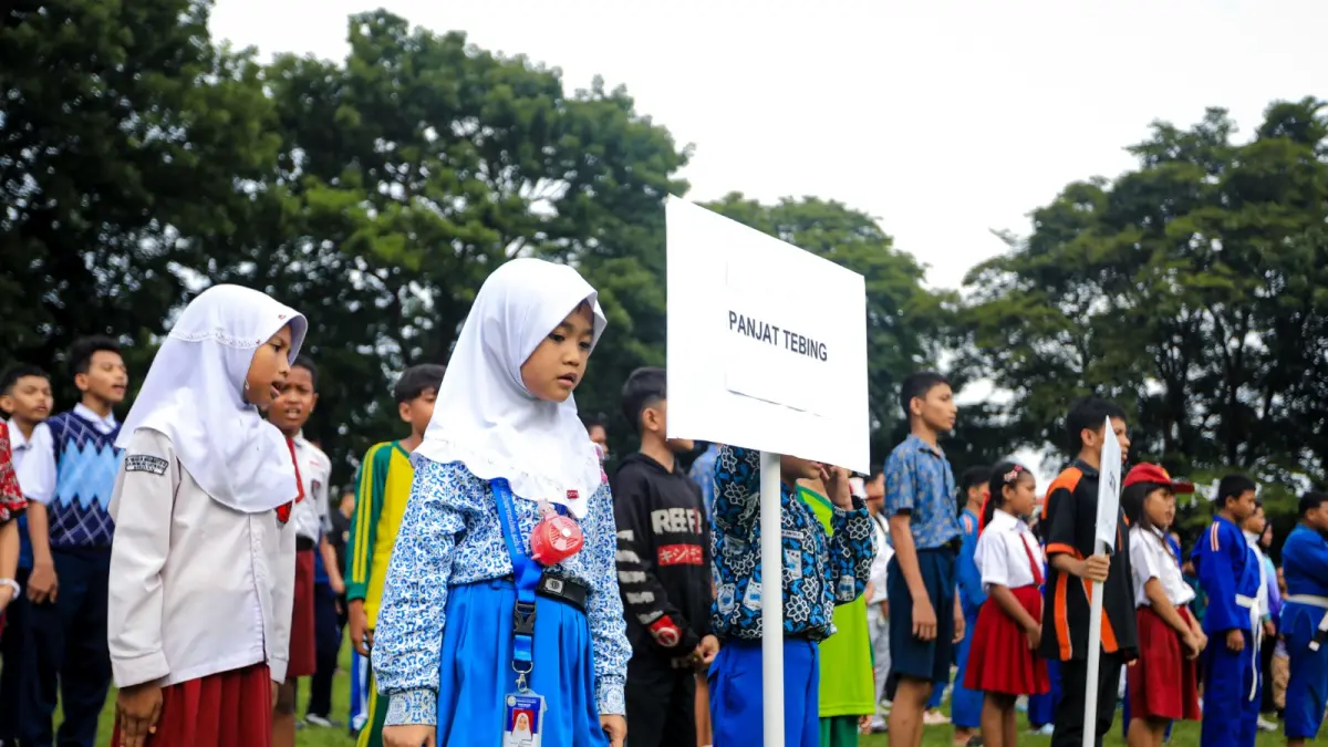 Rico Tri Putra Bayu Waas membuka Popkot Medan 2026 yang diikuti 1.100 atlet pelajar di Lapangan Balai Desa Helvetia, Medan.