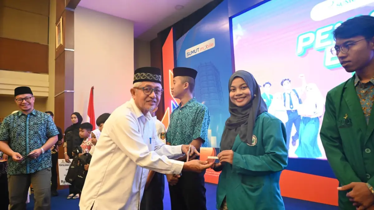 Wakil Ketua I Badan Amil Zakat Nasional Sumatera Utara bersama jajaran Bank Sumut saat penyaluran zakat pendidikan kepada pelajar dan mahasiswa di Medan.