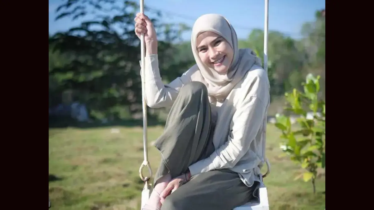Zaskia Adya Mecca membagikan kisah menemukan anak perempuan menangis sendirian di jalan tol menuju Bandara Soekarno-Hatta.