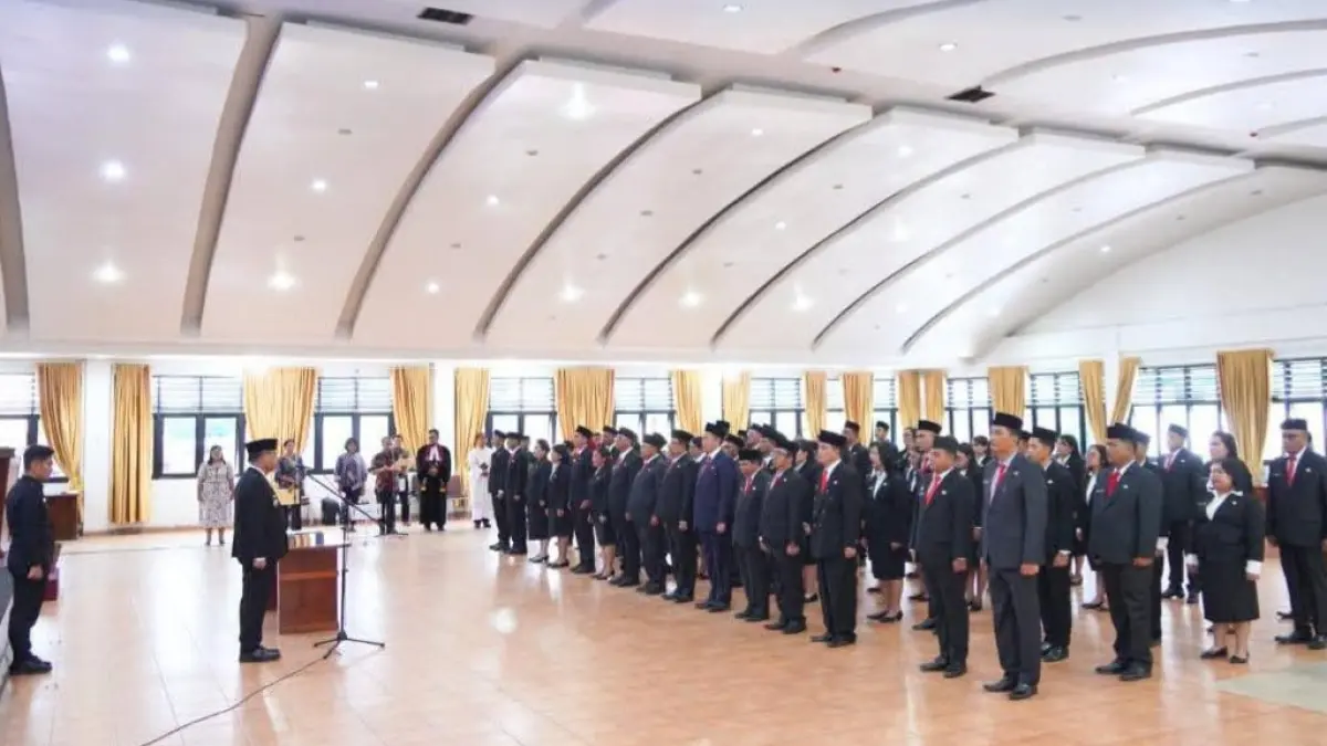 Bupati Karo Antonius Ginting melantik dan mengambil sumpah jabatan 73 pejabat administrator, pengawas, dan kepala UPTD puskesmas di Aula Rakoetta Brahana, Kamis (21/5/2026).
