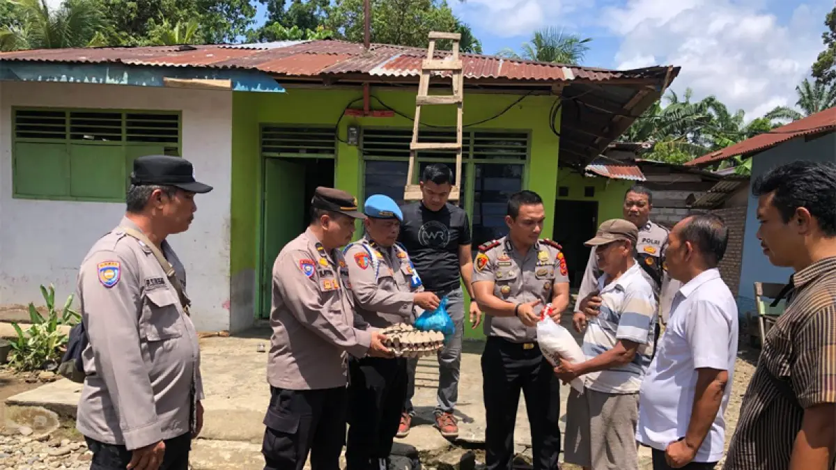 Kapolsek Na IX-X AKP Gunawan Sinurat bersama jajaran menyerahkan bantuan sembako untuk korban banjir.