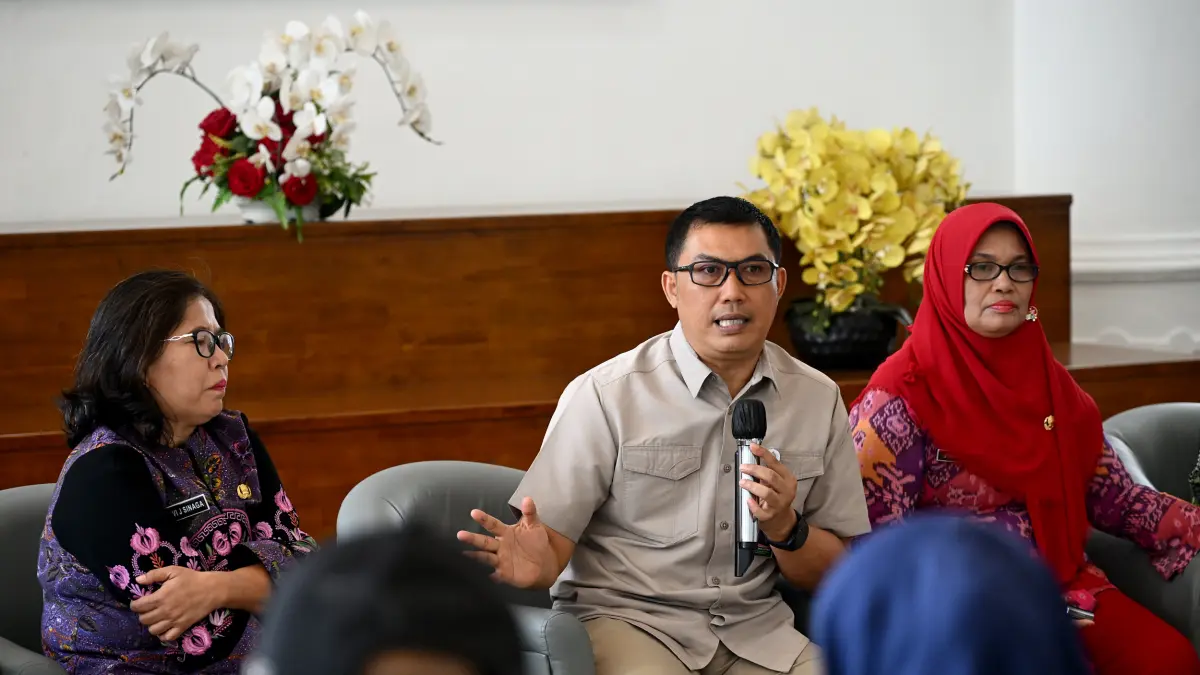 Kepala Dinas Lingkungan Hidup dan Kehutanan Sumut Heri Wahyudi Marpaung menyampaikan keterangan terkait pembangunan PSEL Medan Raya saat konferensi pers di Lobby Dekranasda Kantor Gubernur Sumut, Medan, Jumat (22/5/2026). 