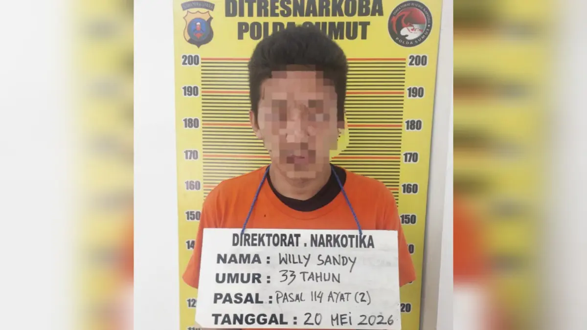 Tersangka WS alias A saat diamankan personel Ditresnarkoba Polda Sumut bersama barang bukti sabu seberat 9,41 gram di Tanjung Morawa, Deli Serdang.
