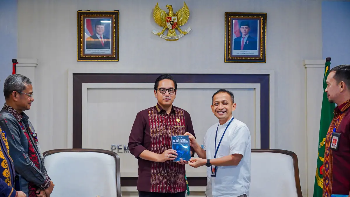Wali Kota Medan Rico Waas bersama Kepala OJK Sumut Khoirul Muttaqin saat audiensi di Balai Kota Medan, membahas pengawasan judi online dan literasi keuangan.