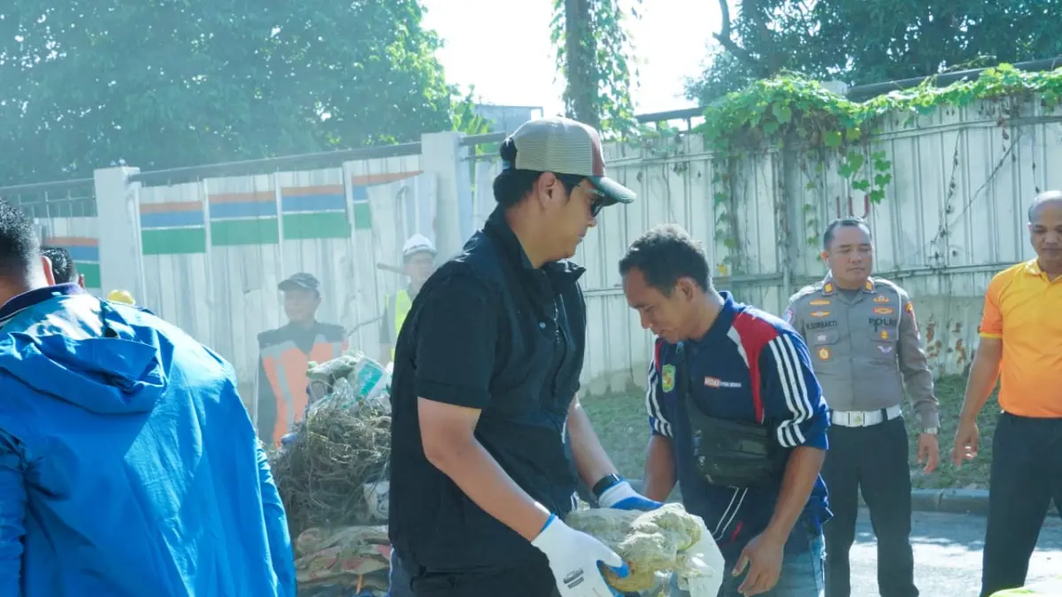 Wali Kota Medan Rico Waas memimpin gotong royong massal di Stadion Teladan dalam rangka persiapan venue Piala AFF U-19 2026.