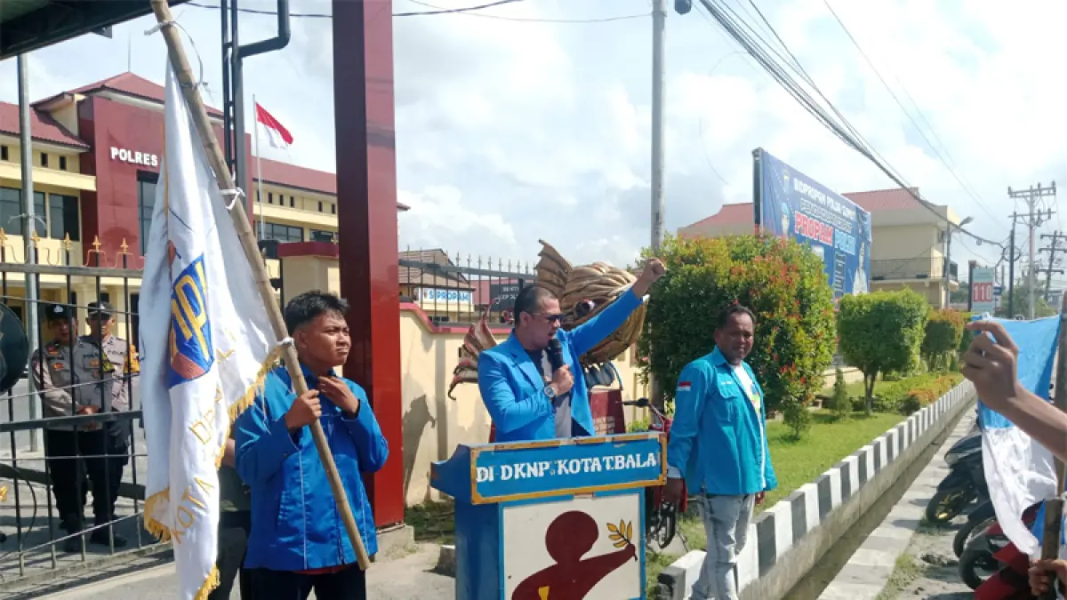 Dewan Pimpinan Daerah Komite Nasional Pemuda Indonesia (DPD KNPI) Energy of Harmony bersama masyarakat Kota Tanjungbalai menggelar aksi unjuk rasa di depan Mapolres Tanjungbalai.