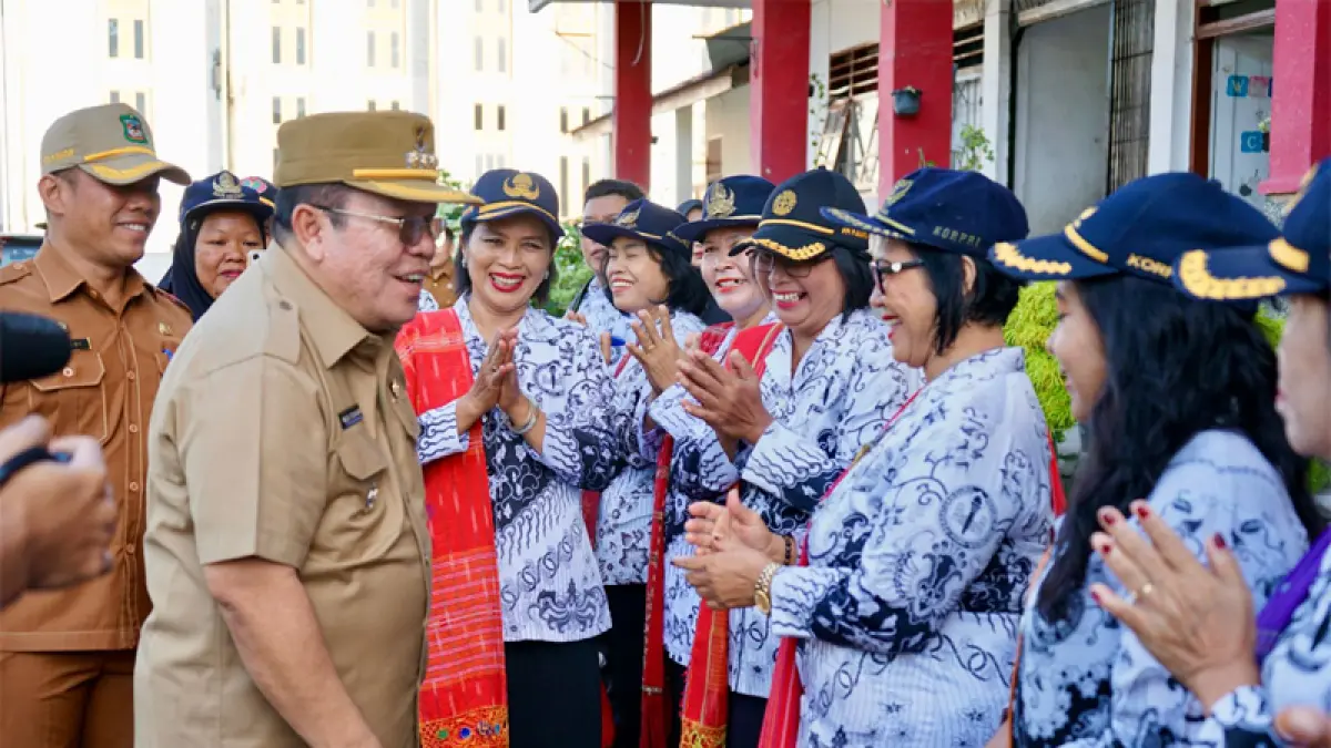 Wali Kota Pematangsiantar Wesly Silalahi saat mengunjungi UPTD SD Negeri 122353 di Jalan Sisingamangaraja Kelurahan Kahean Kecamatan Siantar Utara.