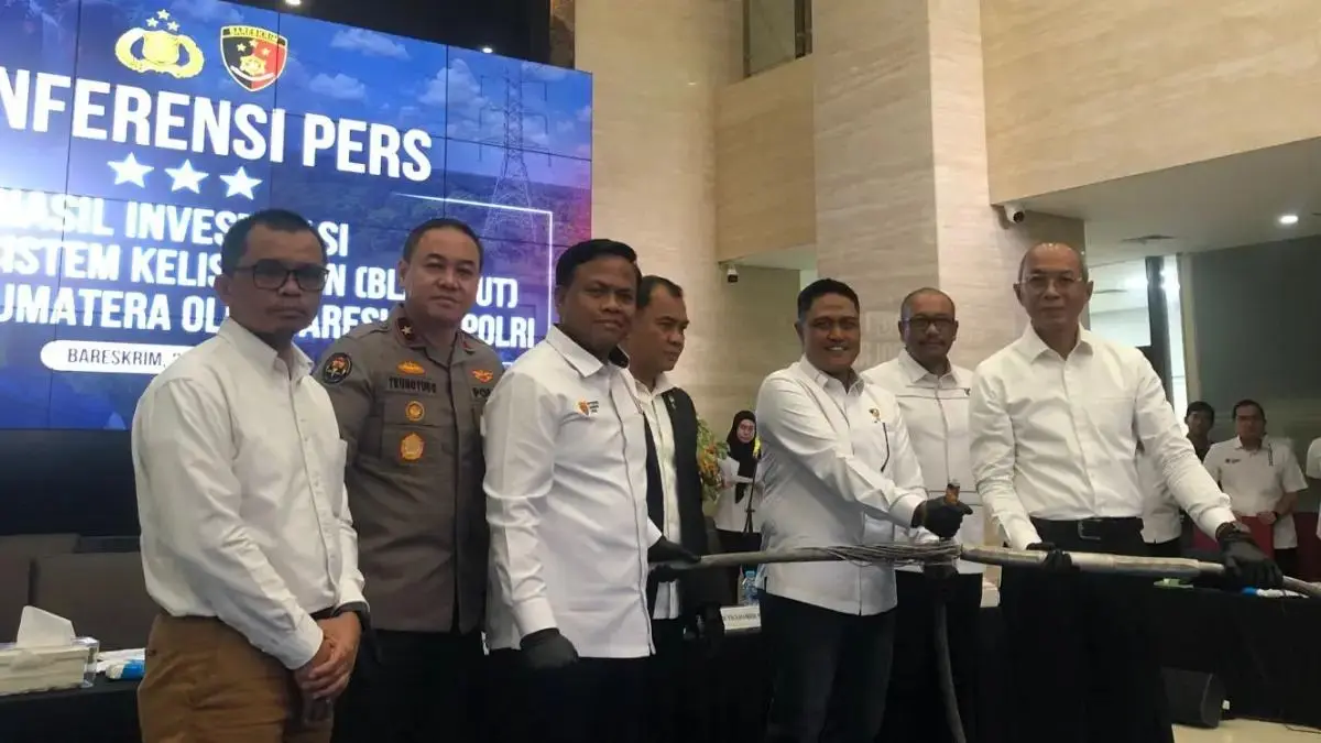 Bareskrim Polri bersama PLN memberikan penjelasan terkait penyebab blackout listrik di Sumatera dalam konferensi pers di Jakarta Selatan.