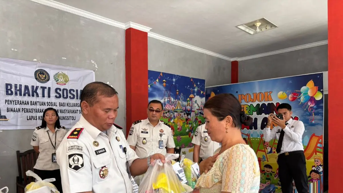 Kepala Lapas Kelas IIB Gunungsitoli, Sahat Bangun Menyerahkan Bantuan Kepada Keluarga WBP Dalam Kegiatan Bakti Sosial.