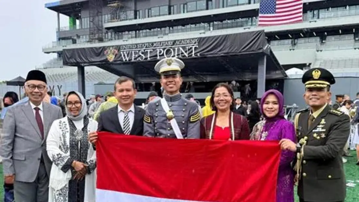 Letda Inf Roosevelt Purba menjadi prajurit Indonesia pertama yang lulus dari USMA West Point, Amerika Serikat, dengan predikat Cum Laude.
