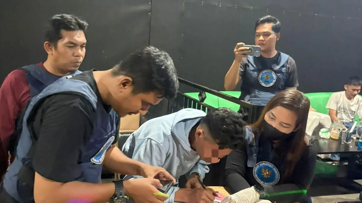 Personel gabungan melakukan razia dan pemeriksaan terhadap pengunjung tempat hiburan malam di Kota Pematangsiantar.