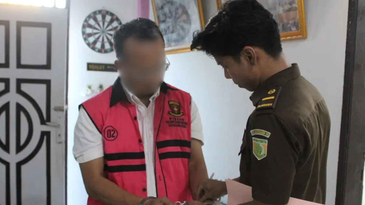 Tersangka Dugaan Korupsi proyek pembangunan penyediaan air baku Kota Gunungsitoli Tahun Anggaran 2022 (SN), saat dipasangi borgol untuk selanjutnya dijebloskan ke Rumah Tahanan Negara di Lapas Kelas IIB Gunungsitoli