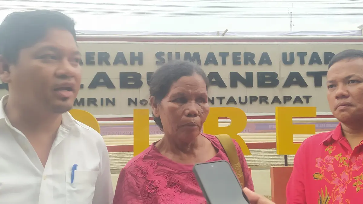 Kuasa hukum saksi Dwi Ngai Sinaga, saat melakukan konfrensi pers di depan Mapolres Labuhanbatu.