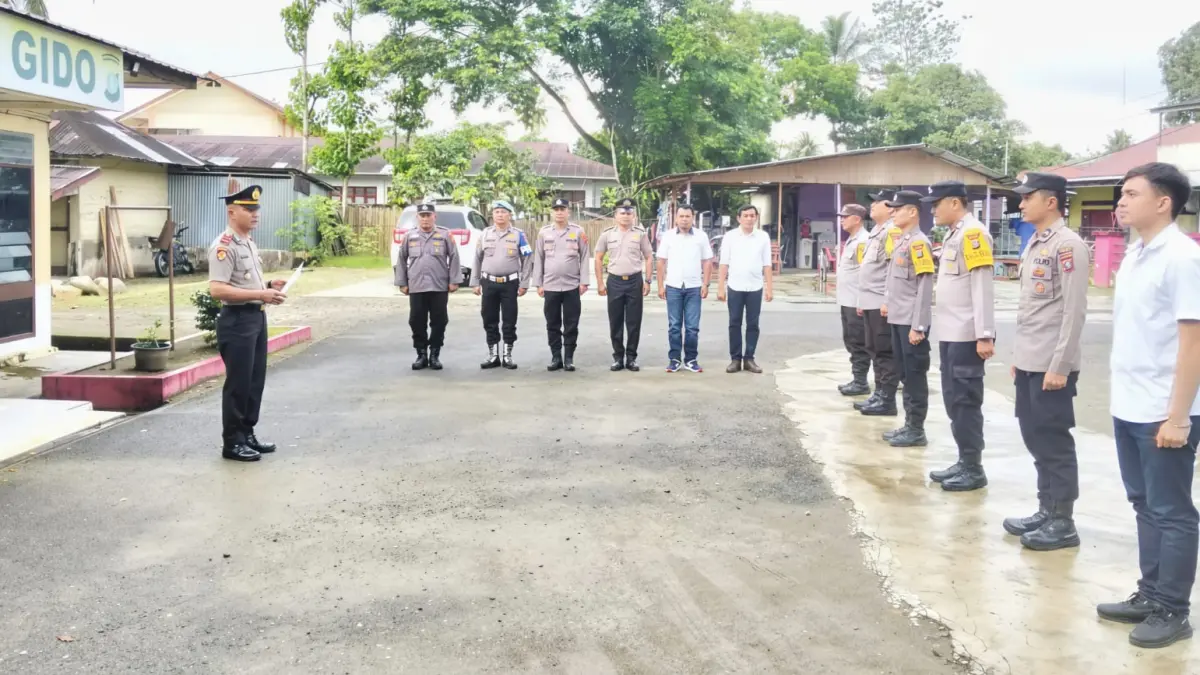 Ps Kapolsek Gido IPDA Gunawan Z. Lase, SH saat memberikan arahan kepada personilnya.