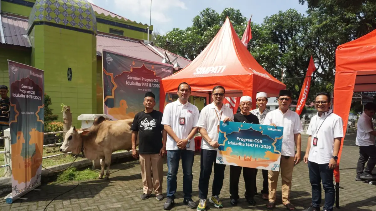 Telkomsel menyerahkan 10 sapi dan 100 kambing sebagai hewan kurban bagi penerima manfaat di Wilayah Sumatera. Simbolis penyerahan hewan kurban dilakukan hari ini di Masjid Jami Silalas Sei Deli, Medan.
