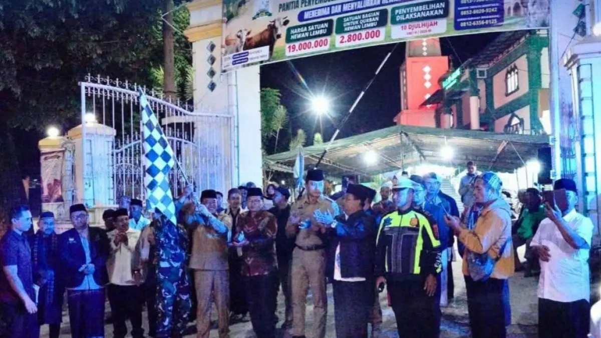Bupati Karo Antonius Ginting didampingi Wakil Bupati dan Sekda Kabupaten Karo melepas peserta pawai takbiran Iduladha 1447 Hijriah di Kota Kabanjahe, Selasa (26/5).