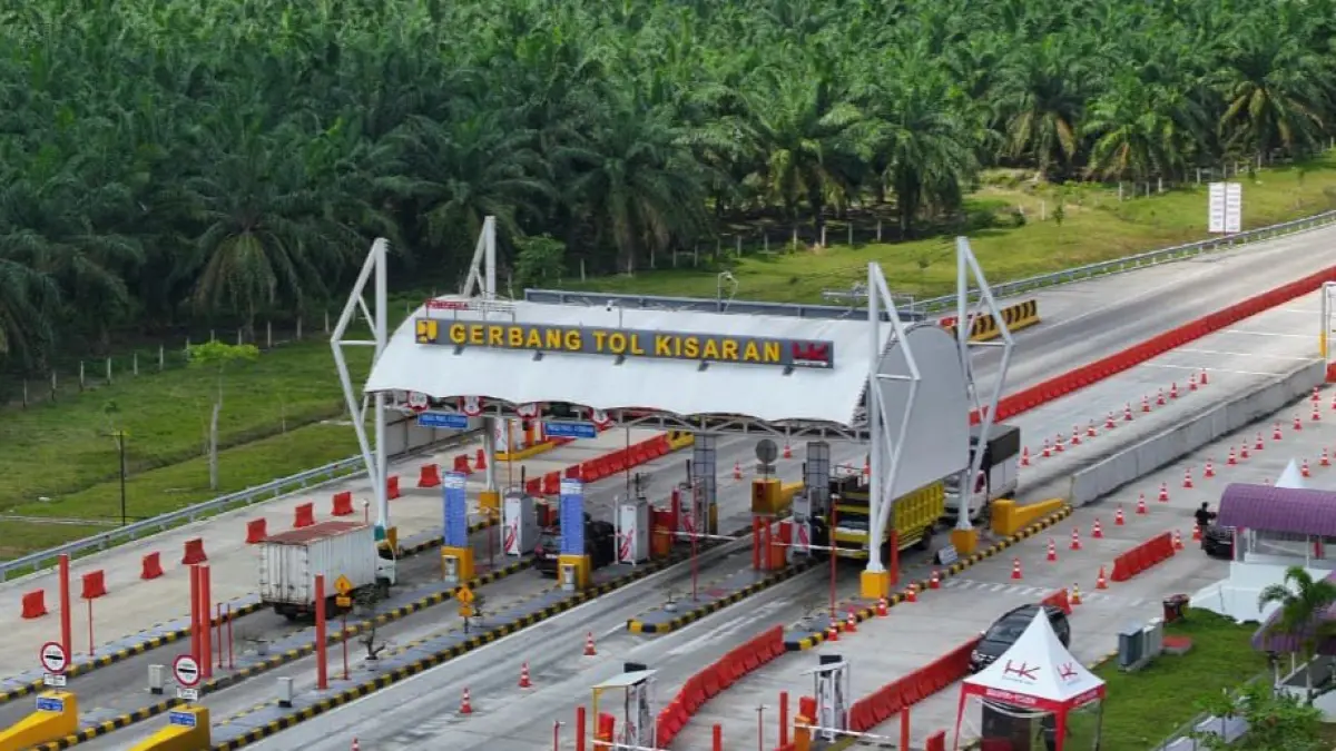 Gerbang tol Kisaran. Jalan Tol Trans Sumatera saat periode libur panjang Iduladha, Waisak, dan Hari Lahir Pancasila. Hutama Karya mencatat trafik kendaraan meningkat 19,72 persen dibanding kondisi normal.