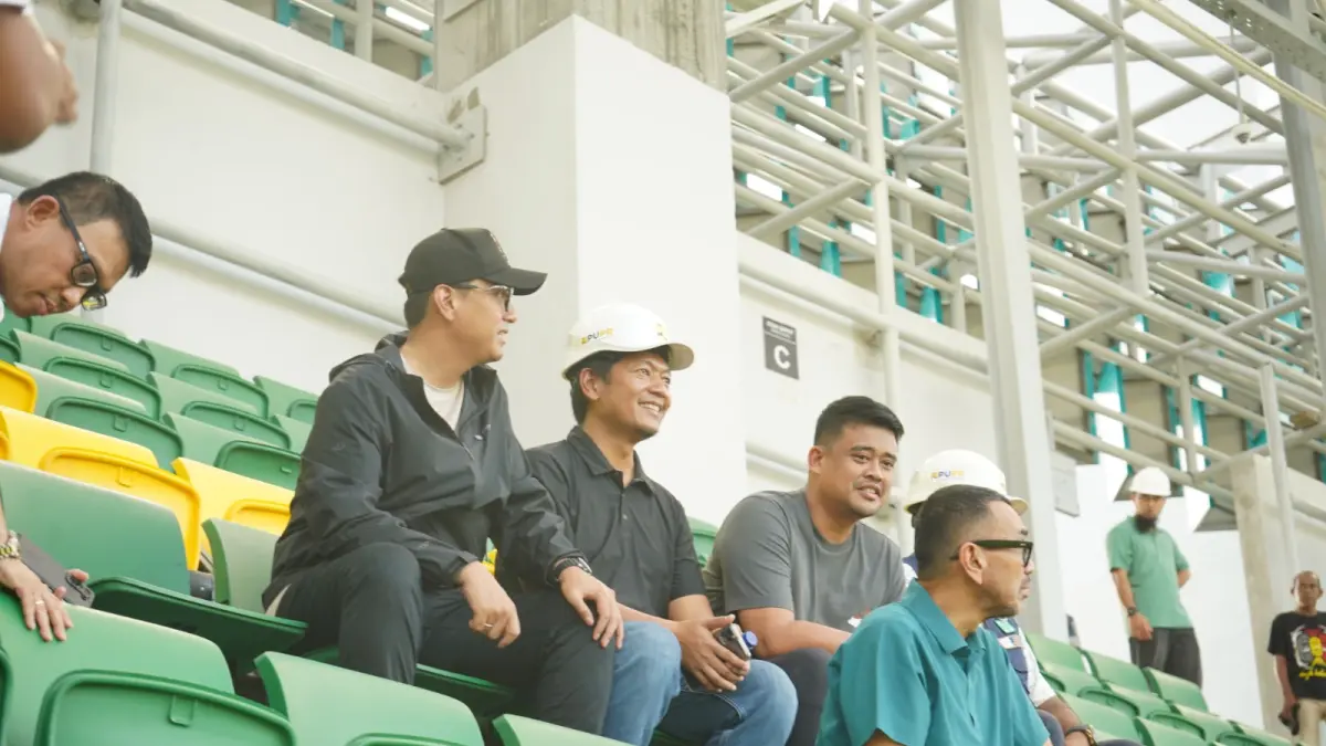 Gubernur Sumut Bobby Nasution meninjau progres rehabilitasi Stadion Teladan Medan, Sabtu (30/5). Peninjauan dilakukan untuk memastikan kesiapan fasilitas pendukung menjelang pelaksanaan Piala AFF U-19 2026 di Sumatera Utara.