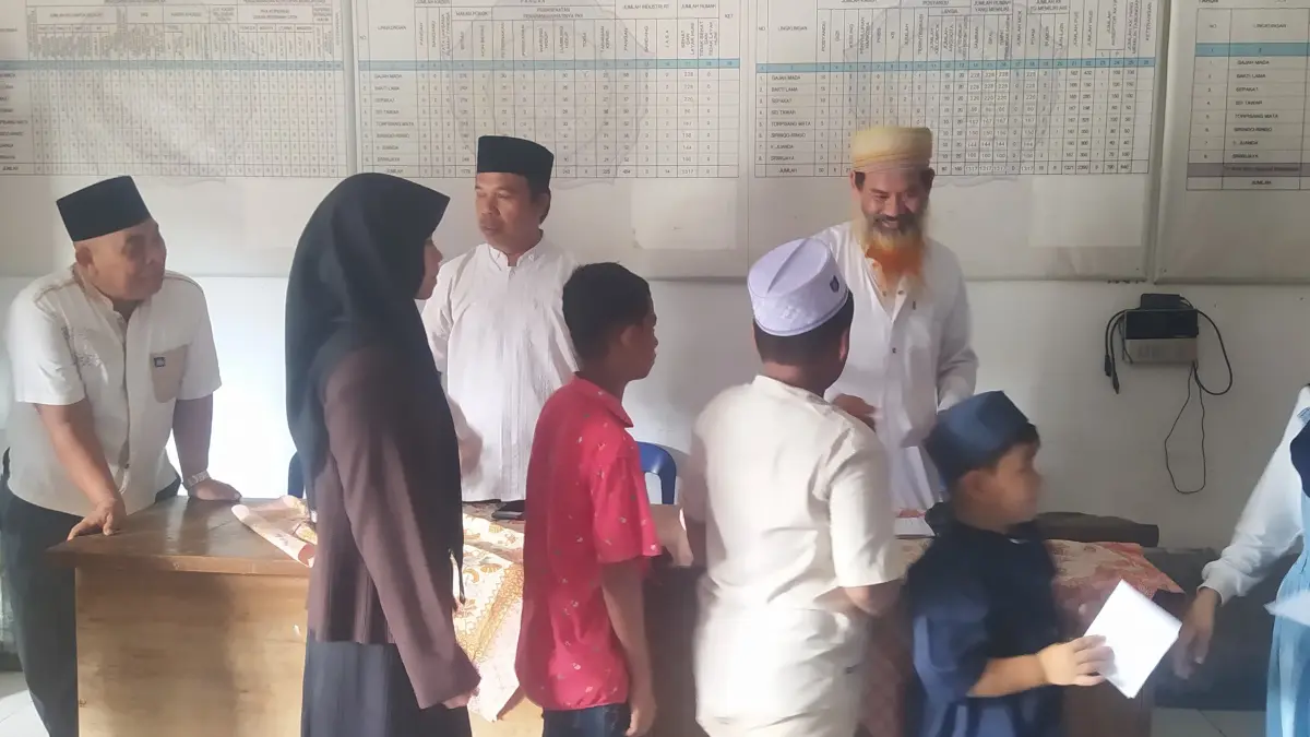 Pengurus Infaq Pasar Gelugur Rantauprapat saat memberikan santunan kepada anak yatim di kantor Kelurahan Bina Raga. (Foto: Budi) 
