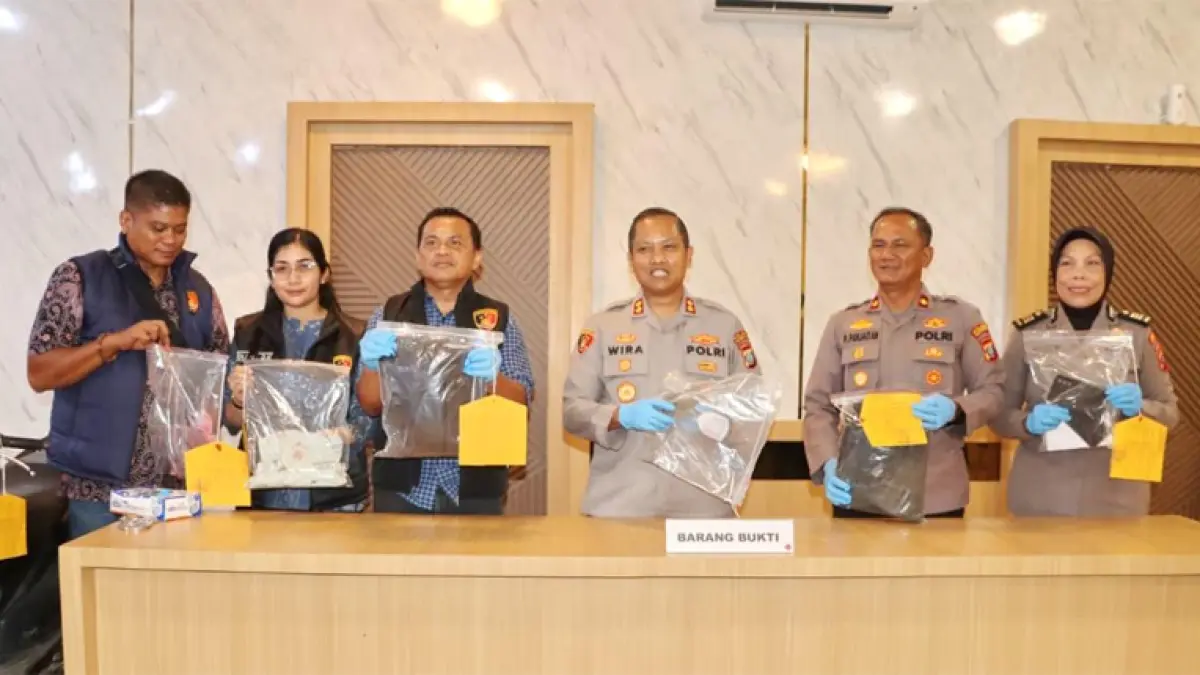 Kapolres Padangsidimpuan, AKBP Wira Prayatna saat konfrensi pers di hadapan sejumlah awak media memaparkan kasus pria rampas motor dan perkosa rekan kerja di Padangsidimpuan.
