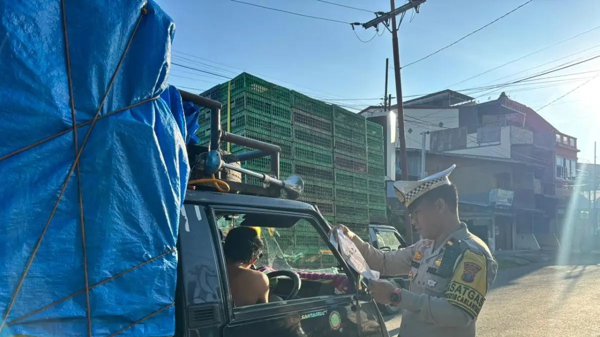 Kasat Lantas Polres Nias Ipda Ovaroni Zendrato, SH saat melakukan penindakan terhadap truk ODOL, beberapa waktu lalu.