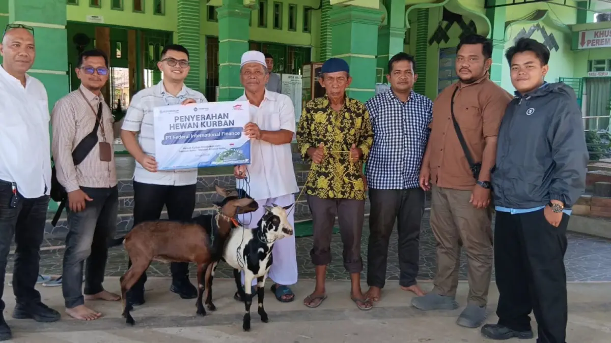 BM FIFGROUP Cabang Sibolga Yoga Manurung saat menyerahkan bantuan hewan kurban FIFGROUP kepada marbit Masjid Baiturrahman Sibuluan Raya Azwir Tanjung, Selasa (27/5) lalu.&nbsp;