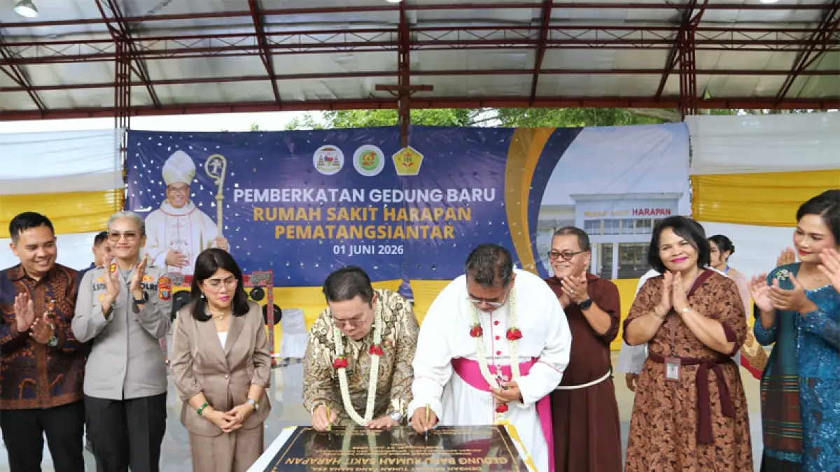 Penandatangan prasasti oleh WaliKota Siangar Wesly Silalahi dan Uskup Keuskupan Agung Medan Mgr Kornelius Sipayung.