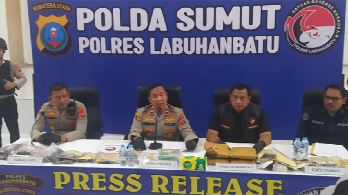 Wakapolres Labuhanbatu KOMPOL P.S. Simbolon, S.H (dua dari kiri) saat memaparkan pengungkapan kasus selama antik Toba 2026. (foto: Budi)