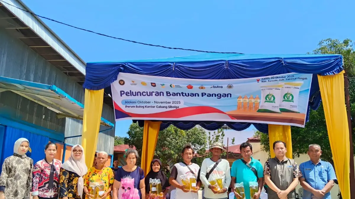 Kabulog Sibolga, Junaidi Damanik saat membagikan beras dan minyak goreng yang merupakan bantuan pangan kepada warga beberapa bulan lalu. (Foto: Istimewa)