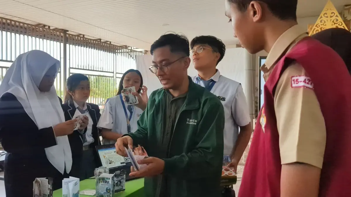 Pelajar, komunitas, dan pemangku kepentingan mengikuti penutupan SAFE Project di SMA Swasta Dr. Wahidin Sudirohusodo Medan, mendorong kolaborasi pendidikan lingkungan yang inklusif.