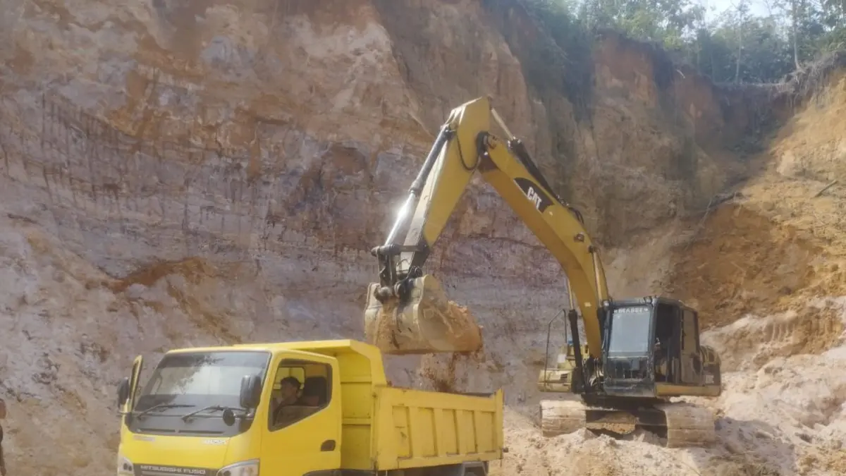 Tampak excavator sedang memuat tanah ke dalam truk di Desa Gunung Marijo. (Foto: Istimewa)