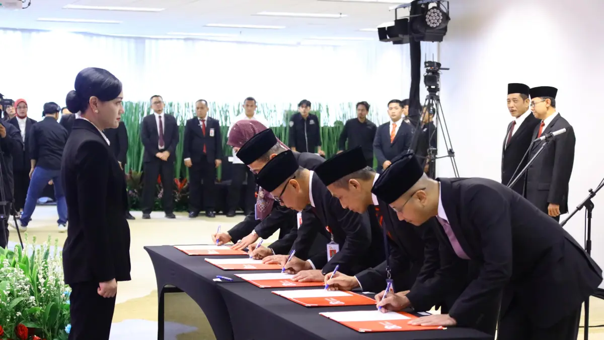 Ketua Dewan Komisioner OJK Friderica Widyasari Dewi melantik sejumlah pejabat baru OJK di Jakarta, Selasa (2/6/2026), sebagai bagian penguatan organisasi dan peningkatan kinerja lembaga.