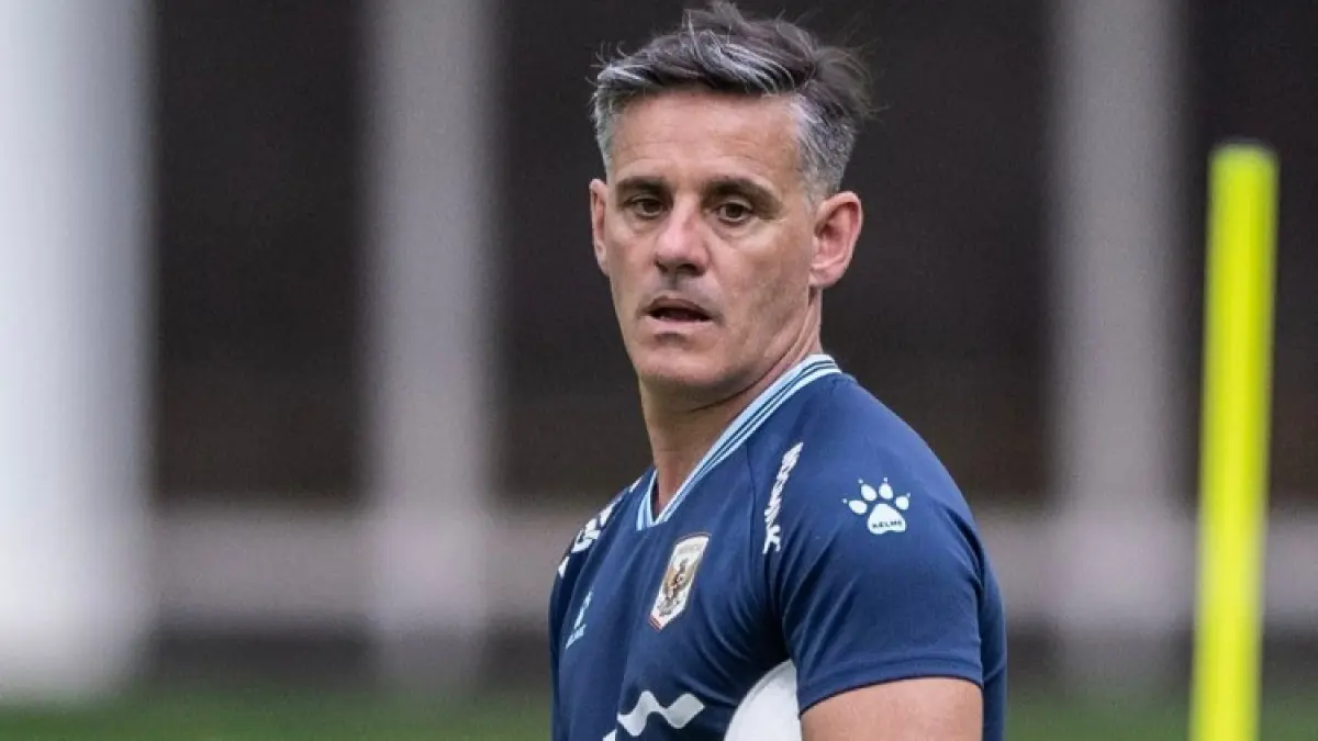 Pelatih Timnas Indonesia John Herdman memberikan instruksi kepada pemain saat menghadapi Oman pada laga FIFA Matchday di Stadion Utama Gelora Bung Karno, Jakarta, Jumat (5/6/2026).