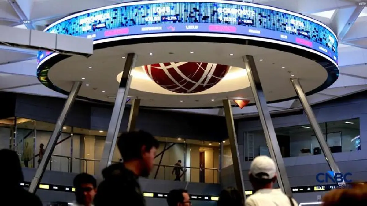 Pengunjung mengamati layar digital pergerakan Indeks Harga Saham Gabungan (IHSG) di Bursa Efek Indonesia, Jakarta, Kamis (4/6/2026). (CNBC Indonesia/Muhammad Sabki)