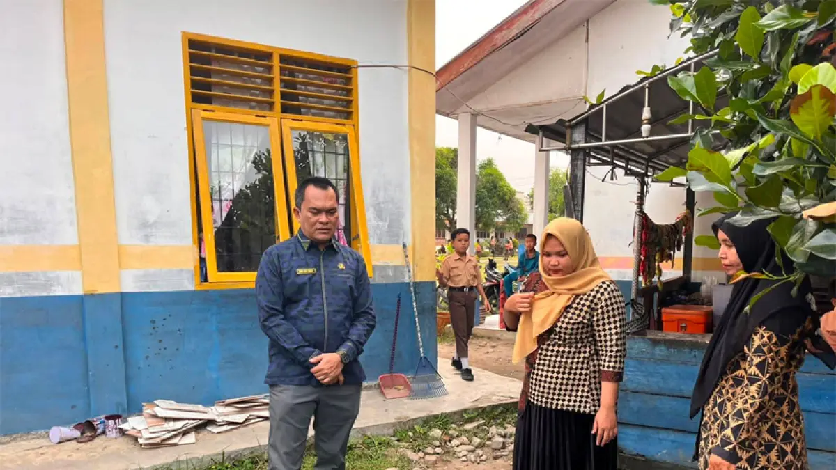 Kadis Pendidikan Labuhanbatu Abdi Jaya Pohan (kiri) saat melakukan peninjauan ke sekolah SD Negeri di Rantauprapat.