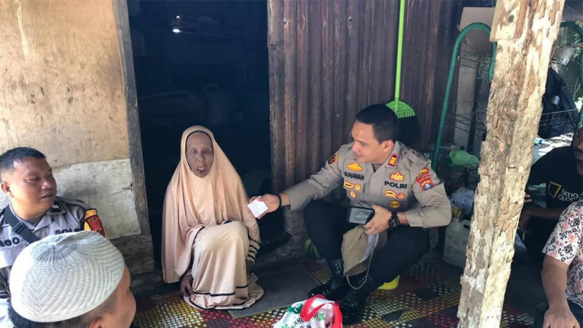 Kapolsek Na IX-X AKP Gunawan Sinurat, kegiatan Jumat Berkah dengan menyalurkan bantuan sosial kepada masyarakat di Dusun IA, Desa Kampung Pajak.