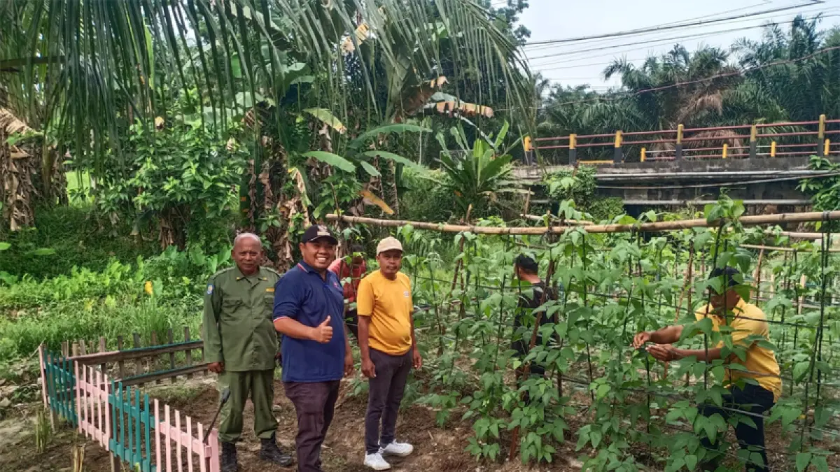 Kepala Desa Damuli Pekan, M. Ridwan Tambunan, bersama seluruh perangkat desa melaksanakan kegiatan gotong royong.