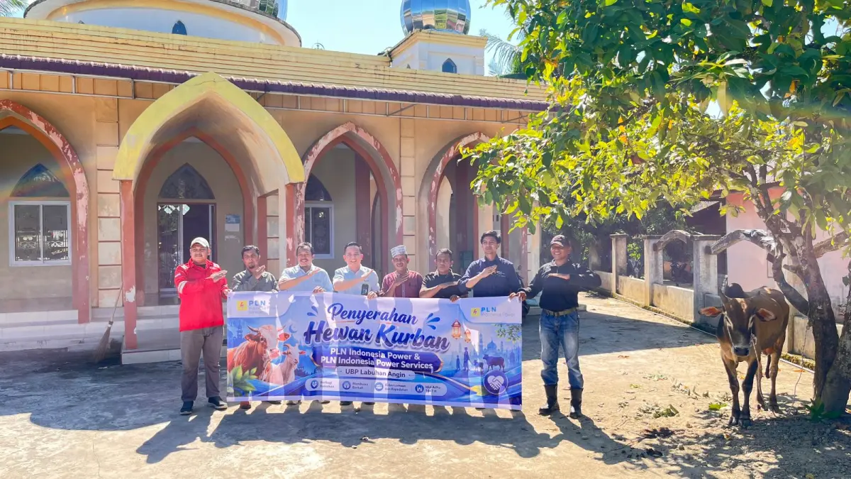 Manager PLN Indonesia Power UBP Labuhan Angin, Hendri Aman Purba saat menyerahkan bantuan hewan kurban untuk masyarakat melalui pengurus Masjid. (Darwis Halawa & Humas UBP Labuhan Angin/MetroDaily)