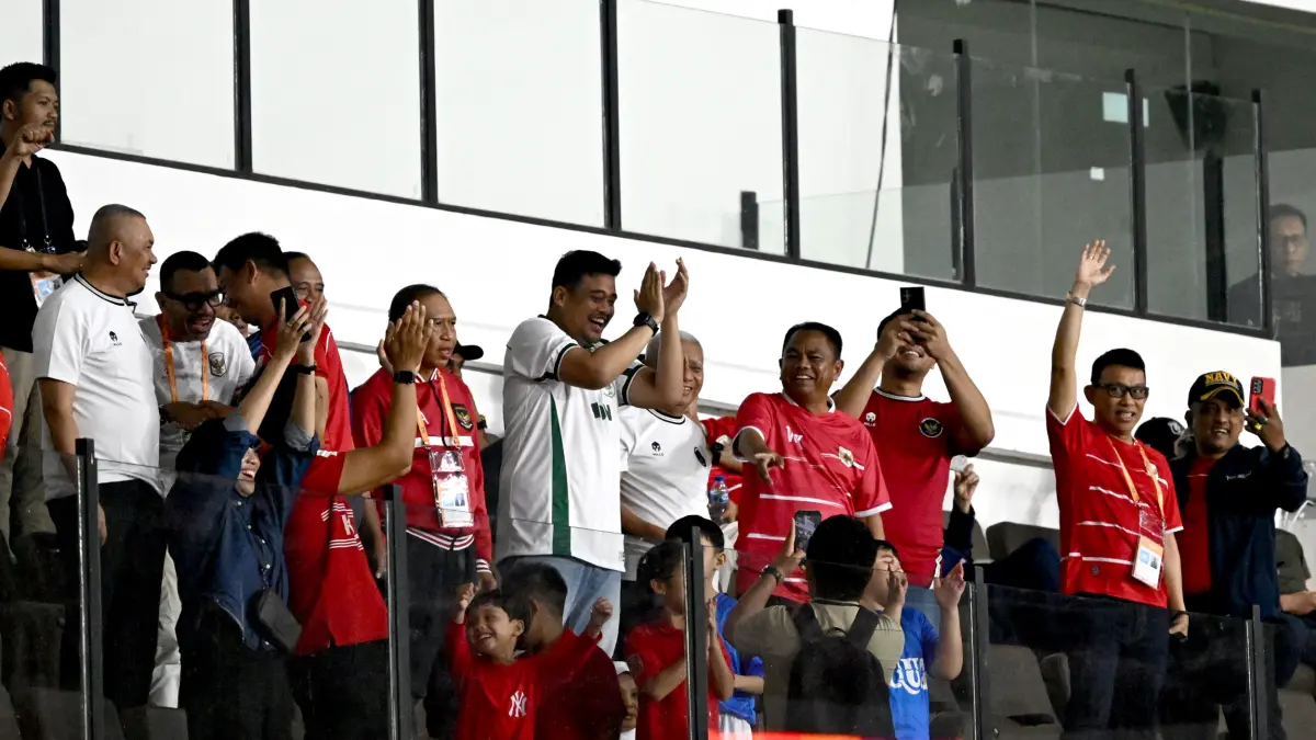 Gubernur Sumatera Utara Muhammad Bobby Afif Nasution bersama Wakil Gubernur Surya, Sekdaprov Sumut Sulaiman Harahap, dan sejumlah pejabat bersorak saat Timnas Indonesia U-19 mencetak gol ke gawang Timor Leste pada laga Grup A Piala AFF U-19 2026 di Stadion Utama Sumatera Utara, Deliserdang. Indonesia menang 3-0. (Diskominfo Sumut/Fahmi Aulia)