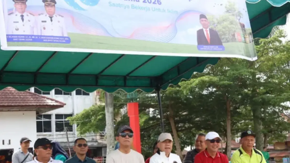 Bupati Tapanuli Selatan Gus Irawan Pasaribu memimpin kegiatan Kerja Bakti Bersih Lingkungan (Korvei) dalam rangka Hari Lingkungan Hidup Sedunia 2026 di Alun-Alun Pasar Sipirok, Jumat (5/6/2026). Pemkab Tapsel mengajak ASN menjadi pelopor gerakan kebersihan dan pengelolaan sampah di tengah masyarakat. (Foto: Diskominfo Tapsel)