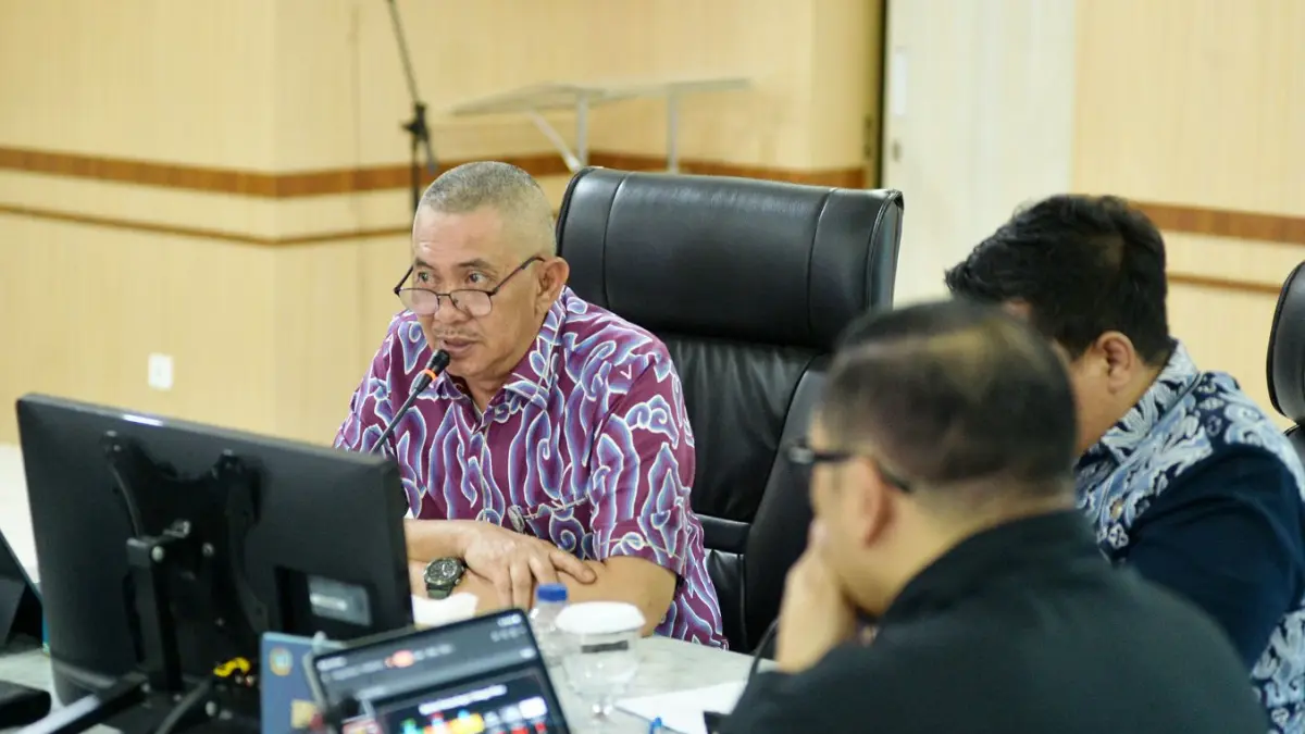 Penjabat Sekretaris Daerah Provinsi Sumatera Utara Sulaiman Harahap memimpin rapat finalisasi persiapan Trail of The Kings by UTMB 2026 di Kantor Gubernur Sumut, Medan, Jumat (5/6/2026). Ajang lari lintas alam internasional itu akan berlangsung di Kabupaten Samosir pada 12-14 Juni 2026 dan diikuti 1.015 pelari dari 34 negara. (f: Diskominfo Sumut/Alexander AP Siahaan)