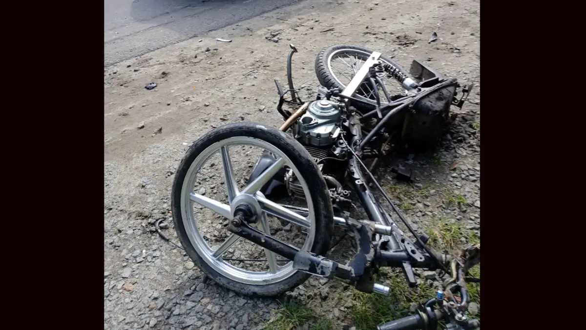 Barang bukti sepeda motor Yamaha Vega ZR yang terlibat kecelakaan maut di Jalinsum Asahan. Sopir bus Putra Rohil Maju Bersama yang sempat melarikan diri kini telah diamankan Satlantas Polres Asahan.