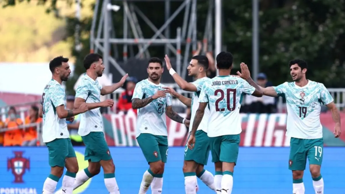 Bruno Fernandes merayakan gol saat Portugal mengalahkan Chile 2-1 meski harus bermain dengan 10 pemain setelah Rafael Leao dikartu merah.