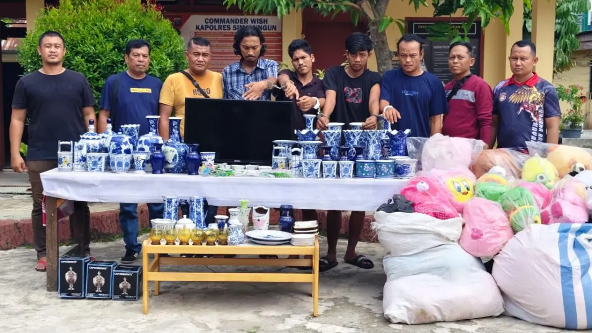 Empat tersangka pembobolan rumah kosong di Kelurahan Serbelawan, Kecamatan Dolok Batu Nanggar, Kabupaten Simalungun, diamankan polisi bersama sejumlah barang bukti hasil kejahatan.