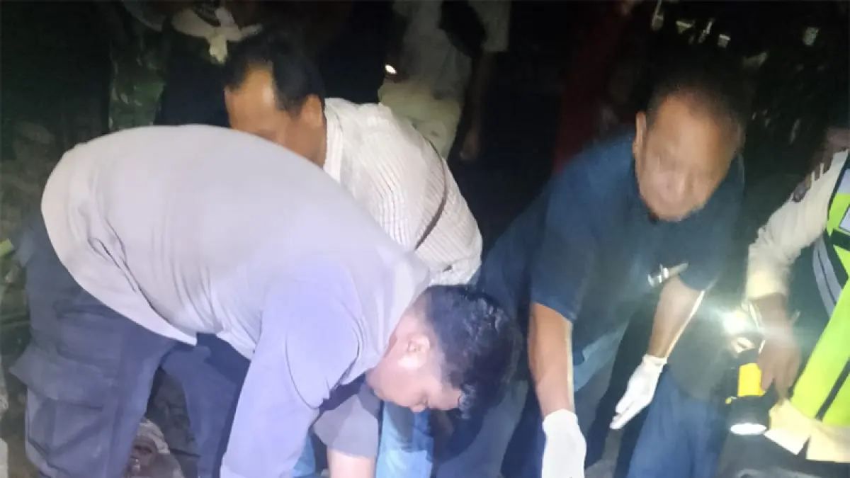Evakuasi korban tertabrak kereta api di Labura.