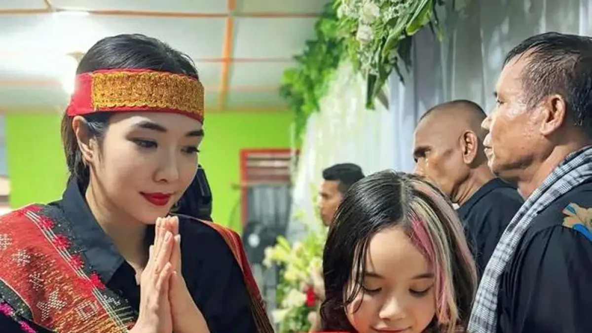 Gisella Anastasia membagikan momen haru saat mengikuti prosesi pemakaman adat Batak sang opung yang berpulang dalam status saur matua.